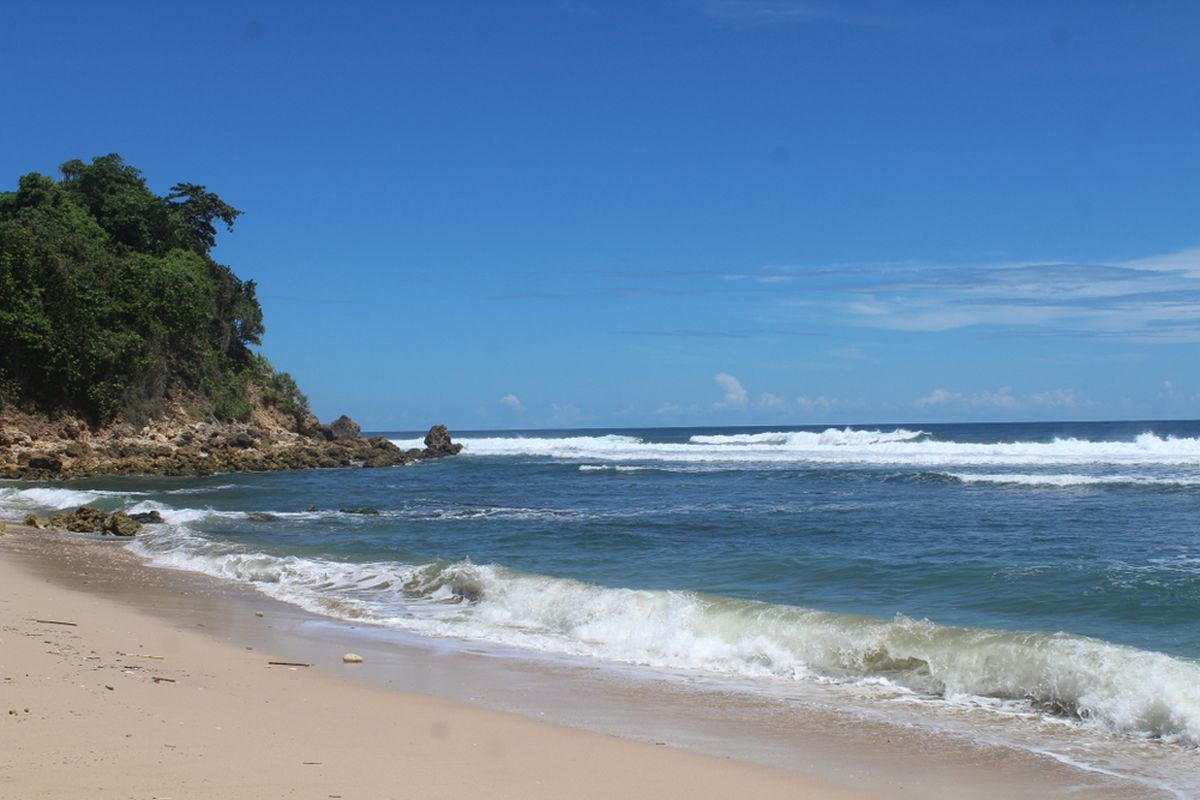 Pantai Pacar terletak di Desa Pucanglaban, Kecamatan Pucanglaban, Kabupaten Tulungagung, Jawa Timur. 