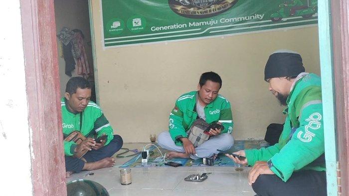 Para pengemudi Ojol yang tergabung dalam komunitas Generation Mamuju Community (GMC) saat ditemui di sekretariatnya Jl Axuri, Kelurahan Rimuku, Kecamatan Mamuju, Sulbar, Rabu (5/10/2022).