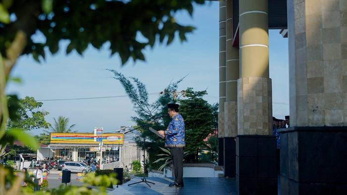 HARDIKNAS -- Pemerintah Kota (Pemkot) Pangkalpinang menggelar upacara peringatan Hari Pendidikan Nasional (Hardiknas) Tahun 2026 di halaman Kantor Wali Kota Pangkalpinang, Senin (4/5/2026).