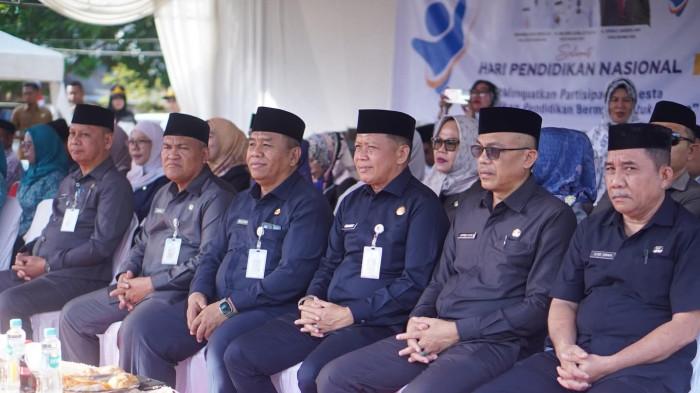 Sirajudin Lasena bertindak sebagai pembina upacara pada Peringatan Hari Pendidikan Nasional