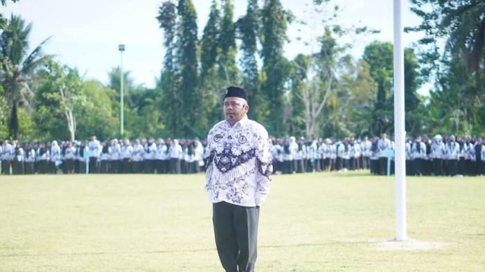 Sirajudin Lasena sebagai pembina upacara Hardiknas