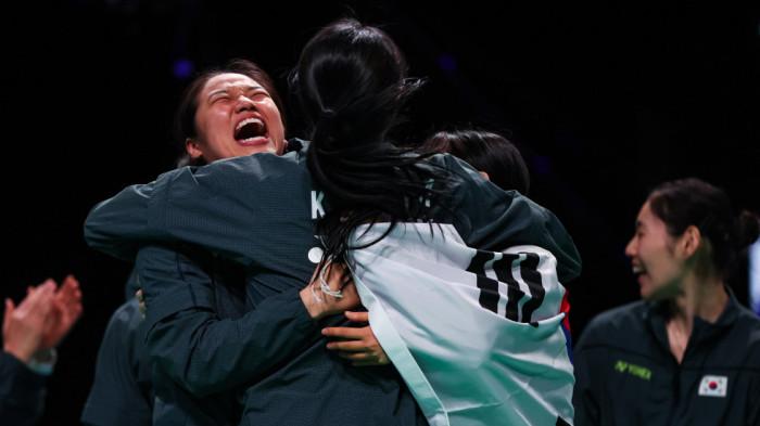 SELEBRASI - Pemimpin tim Uber Korea, An Se-young, berselebrasi dengan rekan-rekan setimnya setelah memastikan gelar juara Uber Cup 2026 dengan mengalahkan China di Forum Horsens, Denmark, pada 3 Mei 2026. (Foto: BWF)