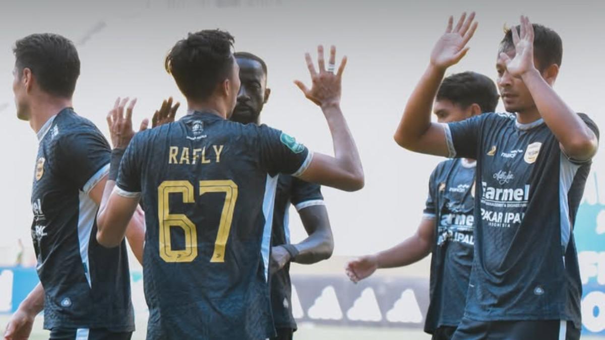 CUPLIKAN LAGA - Potret Laga Adhyaksa FC vs Sriwijaya FC berlangsung di Stadion Internasional Banten, Serang, Sabtu (2/5/2026)