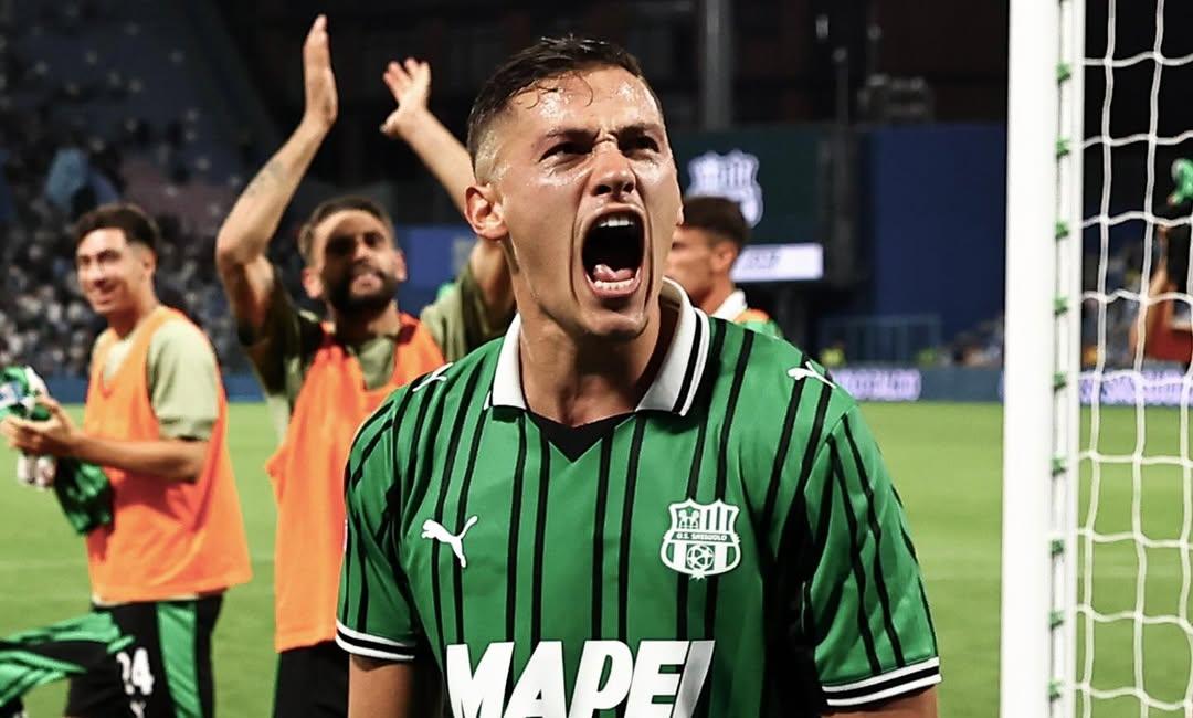 BERSELEBRASI - Selebrasi bek Timnas Indonesia, Jay Idzes saat berhasil mengantarkan timnya Sassuolo mengalahkan Lazio 1-0, pada giornata ketiga Liga Italia, Minggu (14/9/2025).