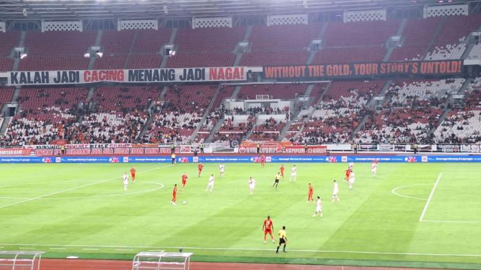 SPANDUK KRITIKAN - Suporter The Jakmania membentangkan sejumlah spanduk kritik saat laga Persija Jakarta menjamu Persis Solo di SUGBK, Senayan, Jakarta, Senin (27/4/2026). Aksi tersebut merupakan bentuk penyampaian aspirasi atas performa tim serta ultimatum kepada pelatih Mauricio Souza di tengah persaingan gelar juara Liga 1 2025/2026.