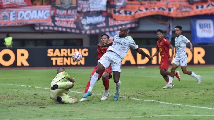 PERSIJA VS PERSIB - Aksi penyerang Persib Bandung, Gervane Kastaneer saat melawan Persija Jakarta pada pekan ke-23 Liga 1 di Stadion Patriot Chandrabhaga, Minggu (16/2/2025) sore WIB. Duel Persija vs Persib berakhir imbang 2-2.
