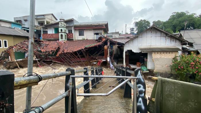 JEMBATAN ROBOH - Jembatan penghubung antar kampung di Gang Ago Pasir Jaya, Kecamatan Bogor Barat, Kota Bogor, roboh, Senin (4/5/2026).
