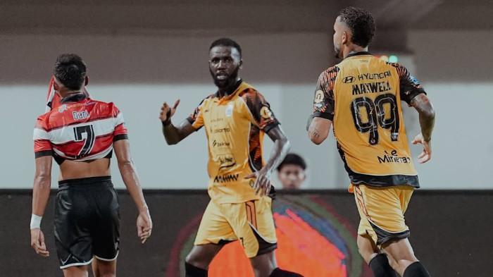 SELEBRASI - Pemain Persija Jakarta, Maxwell melakukan selebrasi setelah mencetak gol ke gawang Madura United pada pekan ke-10 Super League di Stadion Gelora Pamelingan, pada Jumat (24/10/2025) malam WIB. Hasil klasemen Super League terbaru, Persija melesat ke runner-up.