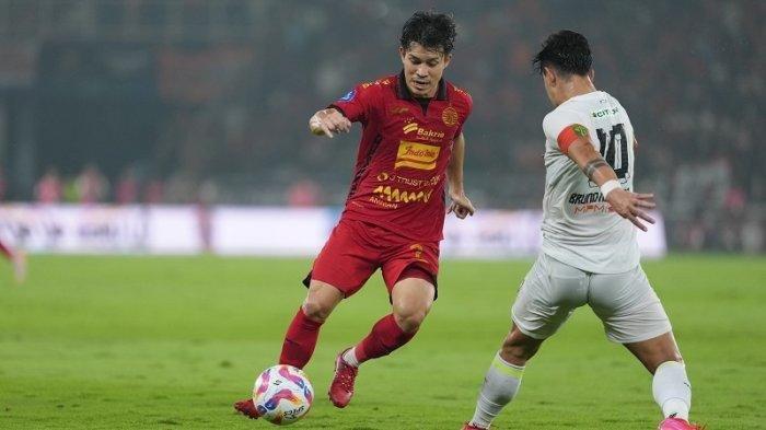 PERSIJA DIPREDIKSI IMBANG - Aksi winger Persija Jakarta, Ryo Matsumura (kiri) saat berduel melawan gelandang Persebaya Surabaya, Bruno Moreira (kanan) pada pertandingan pekan 28 Liga 1 di Stadion Utama Gelora Bung Karno (SUGBK), Sabtu (12/4/2025) malam WIB.