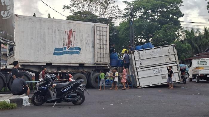 Peti kemas truk kontainer isi ikan beku jatuh di Kecamatan Maesa, Kota Bitung