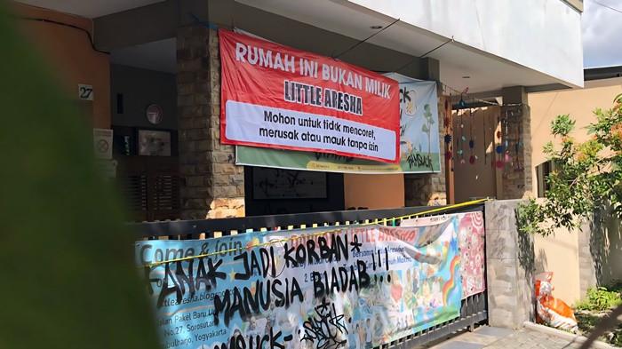 PERINGATAN - Spanduk peringatan dipasang oleh warga melalui pengurus kampung di bangunan Little Aresha Daycare, Sorosutan, Umbulharjo, Kota Yogyakarta.