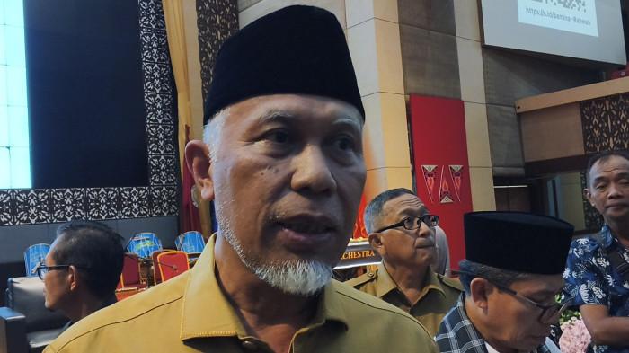 PENDIDIKAN KELUARGA- Gubernur Sumatera Barat, Mahyeldi Ansharullah, memberikan keterangan usai membuka seminar nasional di Auditorium Universitas Negeri Padang (UNP), Air Tawar, Senin (4/5/2026).