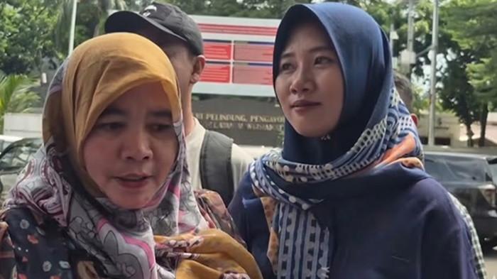 Potret Herawati, seorang asisten rumah tangga (ART) (kanan) dan penyalurnya, Nia Damanik (kiri),  menerima sederet perlakuan kasar dari mantan istri Andre Taulany, Erin yang membuatnya mengalami trauma