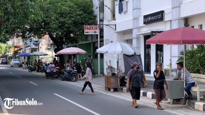 LAPAK KEMASAN - Usaha jual beli emas atau Kemasan di kawasan Coyudan Kota Solo ada yang turun temurun bahkan sampai puluhan tahun, difoto belum lama ini. Mereka tetap mengandalkan sistem lama, menunggu pelanggan datang langsung ke lapak untuk menjual emas.
