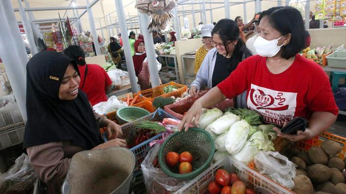 ‎DENYUT NADI EKONOMI WARGA - Pedagang dan pembeli dalam sebuah aktivitas pasar tradisional di Surabaya. Tahun ini Pemkot Surabaya melakukan revitalisasi pasar tradisional agar bersih dan berdaya saing.
