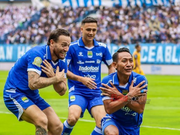Marc Klok (kiri) dan Beckham Putra Nugraha (kanan) harus absen saat Persib Bandung bertandang ke markas Ratchaburi FC di babak 16 besar ACL 2