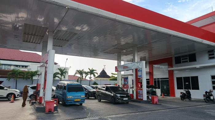 Potret Antrean di SPBU Jalan Jenderal Sudirman