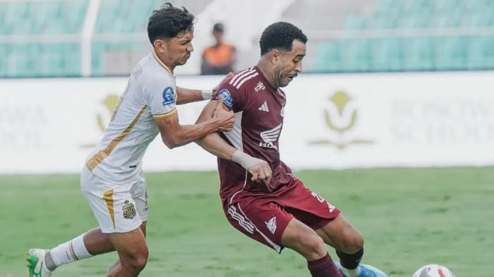 PEREBUTAN BOLA - Momen perebutan bola antara pemain PSM Makassar dengan Bhayangkara FC pada pertandingan pekan 31 Super League 2025/2026 di Stadion BJ Habibie, Parepare, Sulawesi Selatan, Senin (4/5) sore WIB.