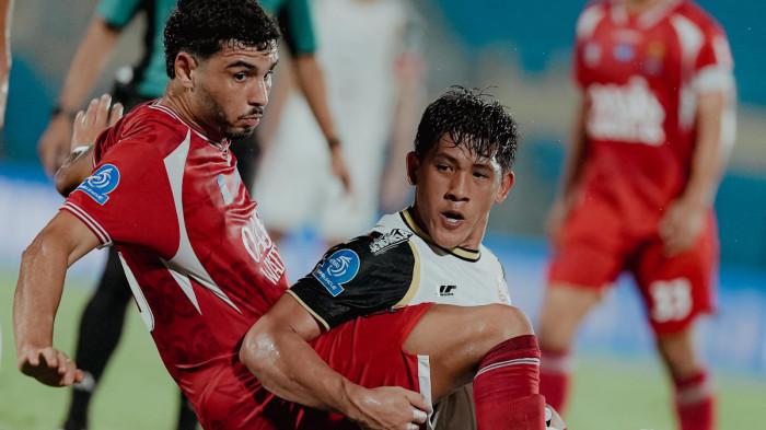 BERDUEL - Aksi penyerang Persija Jakarta, Eksel Runtukahu (kanan) saat melawan Persijap Jepara pada pekan ke-31 Super League di Stadion Gelora Bumi Kartini, Senin (4/5/2026) malam WIB.