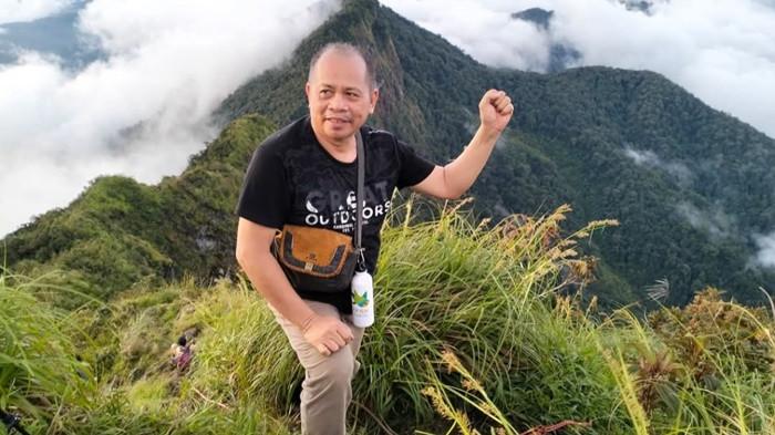 Sekda HST, Muhammad Yani saat tiba di Puncak Gunung Halau-Halau. Di Film Khuyank Yani juga turun berperan tampil di depan kamera.