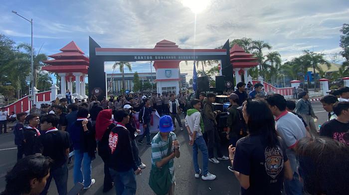 MAY DAY - Puluhan mahasiswa dari berbagai organisasi menggelar aksi demo di depan Kantor Gubernur Bengkulu, Senin (4/5/2026). Puluhan mahasiswa di Bengkulu gelar aksi May Day, sampaikan tujuh tuntutan soal lapangan kerja, upah layak, dan BPJS Ketenagakerjaan.