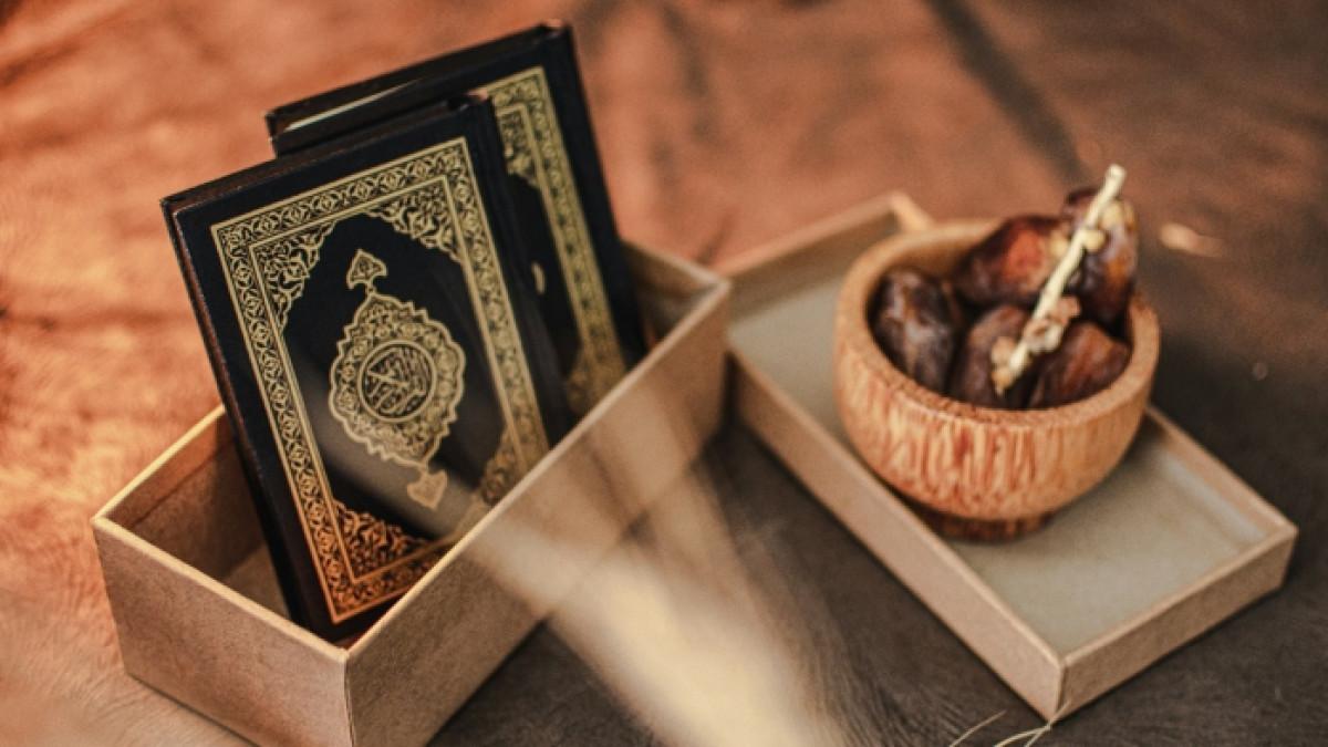 Ilustrasi kurma dan alquran yang cocok untuk oleh-oleh haji.