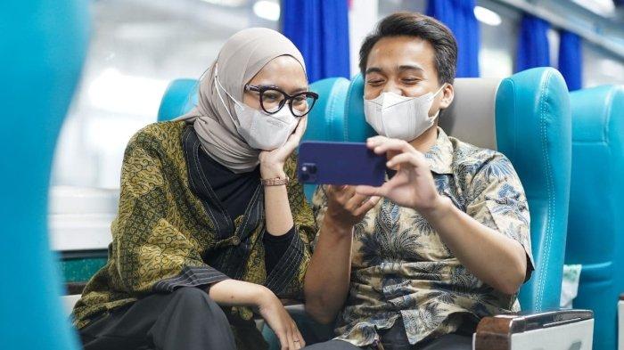 Ilustrasi penumpang kereta api menikmati perjalanan KA.