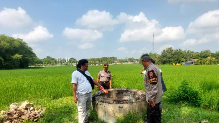OLAH TKP - Polisi saat olah TKP di lokasi kejadian, di sumur area persawahan di Dukuh Krabyakan, Desa Temurejo, Senin (4/5/2026).(Dok. Polres Blora)