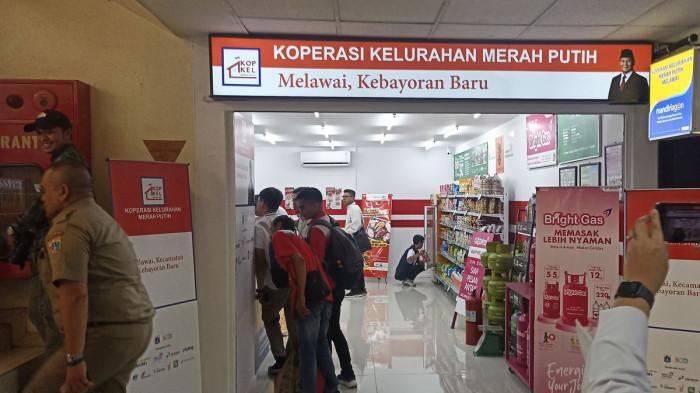 SERAP LAPANGAN KERJA - Salah satu koperasi merah putih yang beroperasi di sebuah kelurahan di Jakarta. Pemerintah terus fokus pada operasionalisasi dan pengembangan lebih dari 80 ribu Koperasi Merah Putih di desa dan kelurahan seluruh Indonesia.