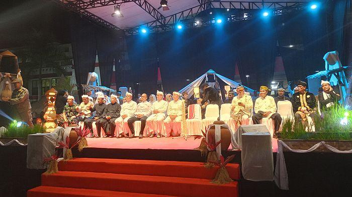 PROSESI ACARA - Gubernur Jawa Barat didampingi Bupati dan Wakil Bupati Tasikmalaya serta Wali Kota Tasikmalaya saat prosesi Kirab Panji dan Mahkota Binokasih dalam rangka Milangkala Tatar Sunda 2026 di Jalan Dozer, Cipakat, Singaparna, Kabupaten Tasikmalaya, Senin (4/5/2026) malam.