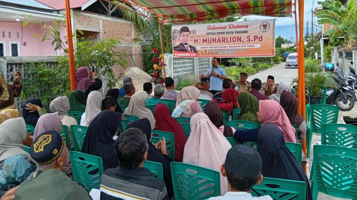 RESES- Ketua DPRD Kota Padang, Muharlion, menampung aspirasi warga saat reses masa sidang III tahun 2026 di Kelurahan Dadok Tunggul Hitam, Kecamatan Koto Tangah, Senin (4/5/2026). Dalam pertemuan itu, warga menyampaikan sejumlah usulan, mulai dari penanganan banjir, perbaikan jalur evakuasi, pembangunan jalan lingkungan, hingga pembenahan drainase.