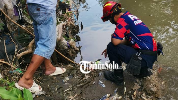 DIBUANG - Jasad bayi jenis kelamin laki-laki diperkirakan baru berusia sehari ditemukan di bantaran sungai Anyar, Kelurahan Mojosongo Kota Solo, Rabu (29/4/2026) sore. Bayi itu diduga dibuang orang tuanya.