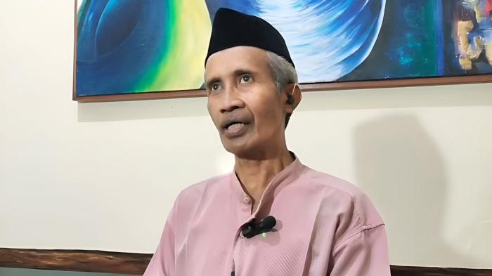 TAK TERIMA - Mahbub Madani, ayah dari almarhum anggota TNI AL, Ghofirul Kasyfi (22), mengungkapkan ada sejumlah kejanggalan atas meninggalnya sang anak sulung. Hal itu disampaikan setelah gelaran malam ke-7 tahlilan di rumahnya Jalan Kartini 12, Kelurahan Kraton, Kota Bangkalan, Madura, Jawa Timur pada Minggu (3/5/2026) malam