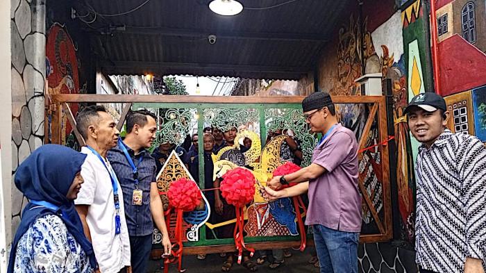 GERBANG RFID - Lurah Gandaria Utara, Muhammad Fahri sedang gunting pita e-Gate 11 si RT 11/07 Kelurahan Gandaria Utara, Kecamatan Gandaria, Jakarta Selatan, Minggu (1/3/2026). Gerbang ini diyakini dapat meminimalisir aksi pencurian sepeda motor di lingkungan tersebut. (WARTA KOTA/MIFTAHUL MUNIR)