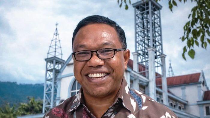 Romo Agustinus Manfred Habur, atau akrab disapa Romo Manfred, dikenal sebagai salah satu imam Katolik berpengaruh di Keuskupan Ruteng. Ia bukan hanya rohaniwan, tetapi juga pemimpin, akademisi, dan pemikir yang aktif membangun Gereja sekaligus dunia pendidikan di Nusa Tenggara Timur.