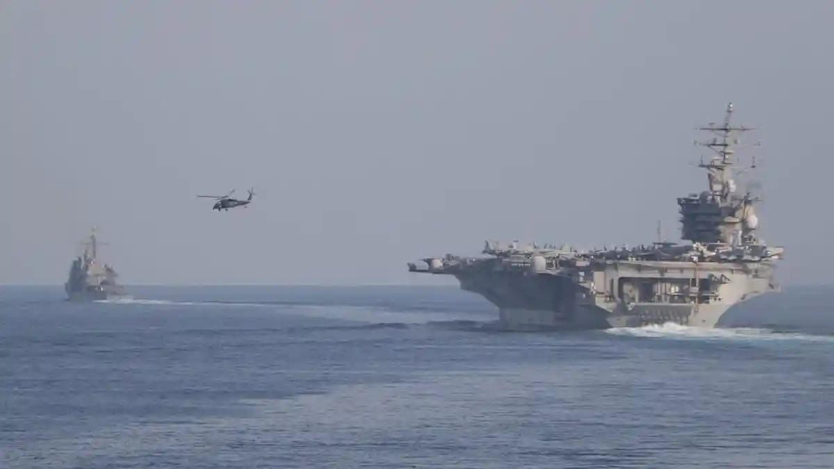KABAR SELAT HORMUZ - Kapal induk Amerika Serikat, USS Dwight D Eisenhower melewati Selat Hormuz menuju perairan Teluk beberapa waktu lalu. Hari ini Iran mengumumkan kembali pembukaan Selat Hormuz.