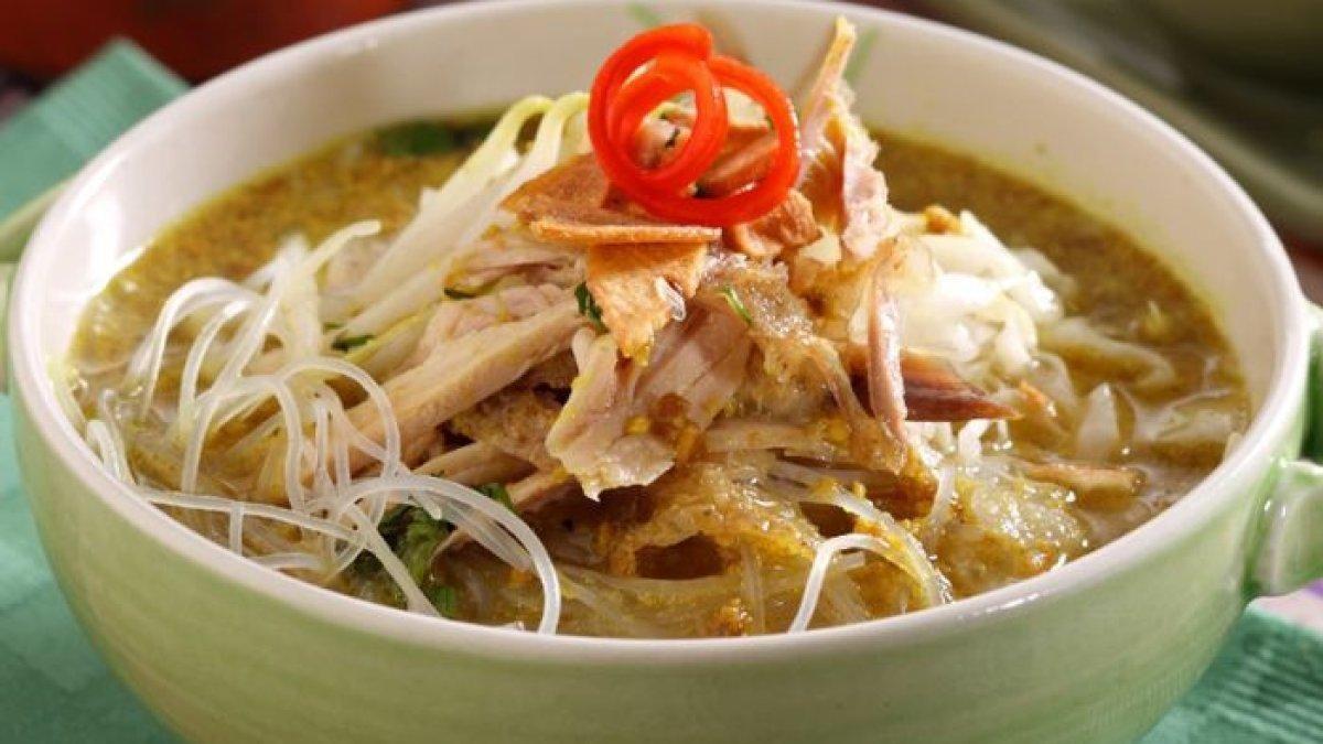 Soto Kediri dikenal dengan kuah santannya yang kental dan gurih, dipadukan dengan suwiran ayam, soun, telur, serta rempah-rempah yang menghadirkan rasa hangat dan menggugah selera.