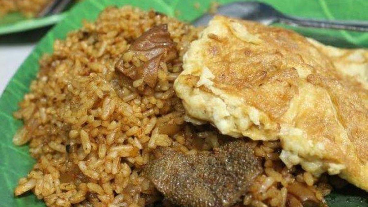 Nasi Goreng Arang dimasak menggunakan tungku arang, menghasilkan aroma “gosong” yang khas dan cita rasa autentik dari perpaduan rempah sederhana yang menggugah selera.