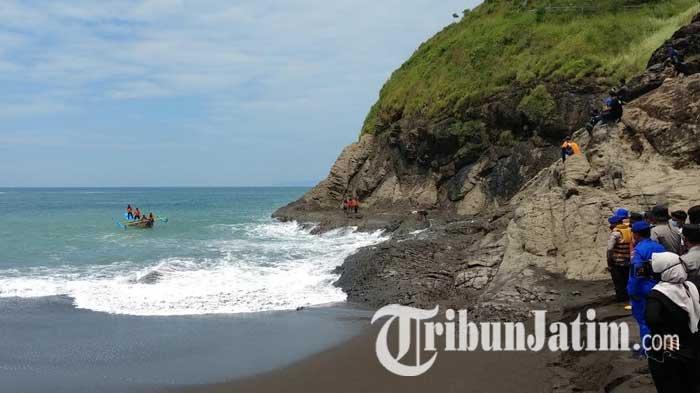 Pantai Payangan di Jember, Jawa Timur, adalah destinasi wisata populer yang terkenal dengan panorama Teluk Love, perbukitan hijau (seperti Bukit Samboja/Suroyo), dan pasir hitamnya. 