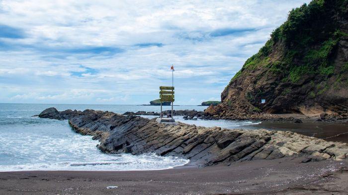 PANTAI WATU ULO - Destinasi wisata populer di Desa Sumberejo, Ambulu, Kabupaten Jember, Jawa Timur. 