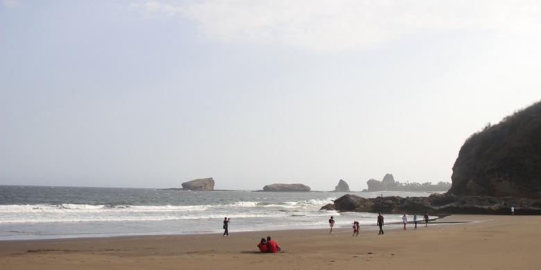 Pantai Bandealit adalah destinasi wisata alam asri dan tersembunyi di dalam kawasan Taman Nasional Meru Betiri, Desa Andongrejo, Tempurejo, Jember, Jawa Timur. 