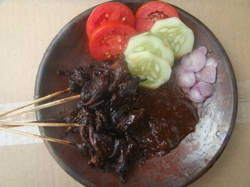 Sate Emprit khas Kediri ini terbuat dari burung kecil (emprit) yang diolah menjadi sate dengan bumbu kacang, menghadirkan cita rasa gurih sekaligus pengalaman kuliner yang unik.