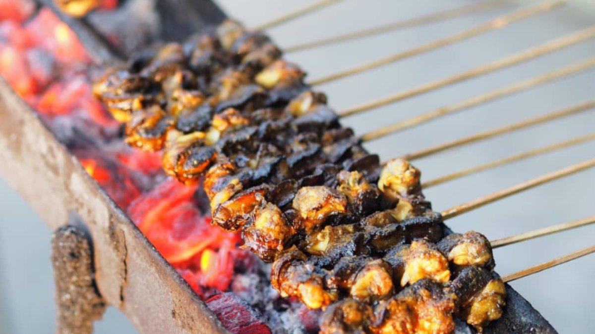 Sate Bekicot merupakan kuliner unik khas Kediri ini menawarkan cita rasa gurih dengan tekstur kenyal, disajikan dengan bumbu kacang yang khas dan menjadi pilihan menarik bagi pecinta kuliner ekstrem.