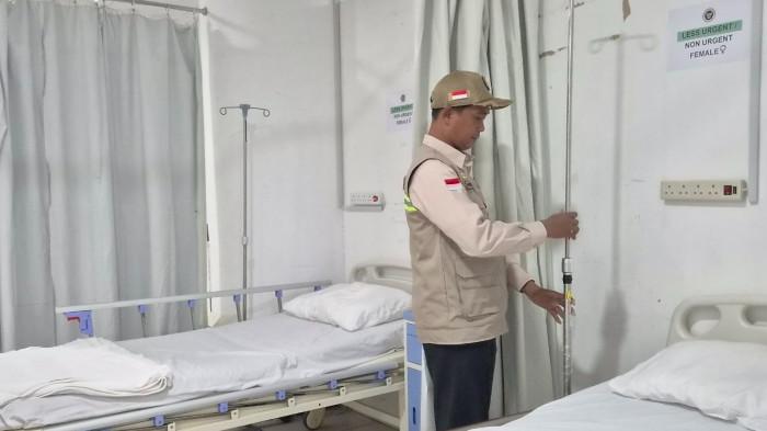 RUANG PERAWATAN - Petugas Klinik Kesehatan Haji Indonesia (KKHI) Makkah melakukan pengecekan di ruang observasi khusus jemaah haji perempuan, Selasa (28/4/2026). KKHI Makkah memisahkan ruang perawatan antara jemaah haji perempuan dan laki-laki sebagai bagian dari layanan ramah wanita.