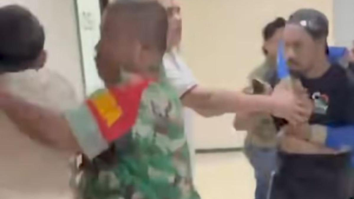 PEMUKULAN POLITISI - Tangkapan layar Wakil Ketua Umum PSI Ronald A Sinaga atau yang biasa disapa Bro Ron saat dipukul dua pria di Menteng, Jakarta Pusat yang viral di media sosial pada Selasa (5/5/2026).