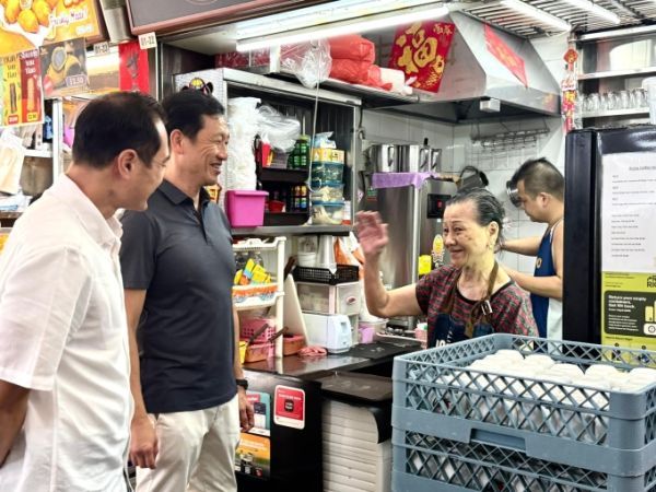 Singapore Health Minister Ong Ye Kung (2nd from L) speaks to a local hawker at Bedok 216 Food Centre, Bedok Central, Singapore on May 5, 2026. Photo via Facebook/ongyekung