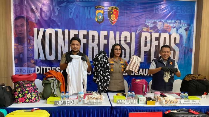 PENYELUNDUPAN BALPRES DI BATAM - Pakaian bekas ilegal hasil ungkap Subdit I Indagsi Ditreskeimsus Polda Kepri saat ungkap kasus di Mapolda Kepri, Selasa, (5/5/2026).