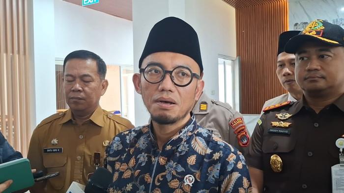 DORONG PENYELESAIAN -Wamen Haji dan Umrah RI, Dr. Dahnil Anzar Simanjutak didampingi didampingi Kajari Tarakan, Deddy Yuliansyah Rasyid saat diwawancarai doorstoop awak media, Selasa (5/5/2026).