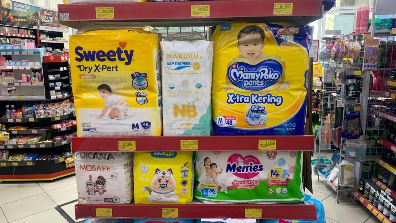 KATALOG PROMO JSM - Kolase deretan merek minyak goreng dan popok bayi yang berada di Alfamart, Klodran, Colomadu pada Sabtu (7/2/2026). Berikut daftar produk promo dalam katalog promo Indomaret dan Alfamart, Rabu, 6 Mei 2026