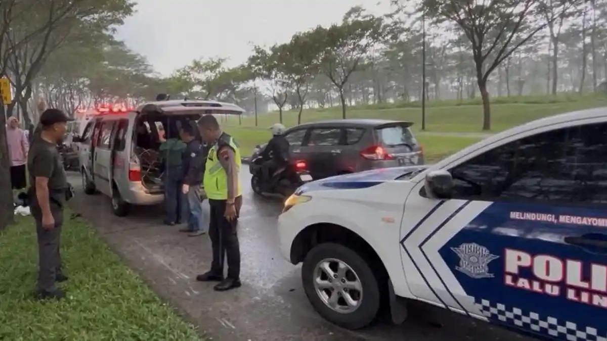 EVAKUASI - Tim medis dan relawan mengevakuasi korban ke mobil jenazah seusai kecelakaan di Jalan H Subeno, kawasan BSB City, Kecamatan Mijen, Kota Semarang, Senin (4/5/2026) sore.